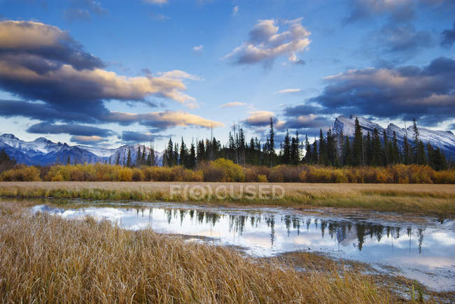 Mount Rundle und Fairholme Range, Zinnobersee, Banff Nationalpark, Alberta, Kanada — Stockfoto
