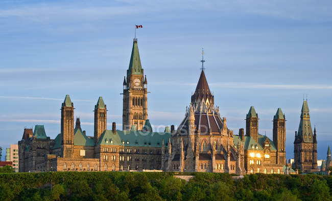 Casas del Parlamento iluminadas por el sol poniente, Ottawa, Ontario, Canadá - foto de stock