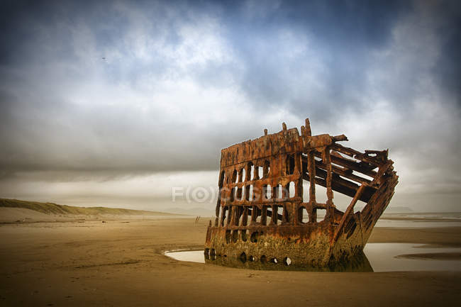 Destruição de barca de aço na costa perto de Fort Stevens, Oregon, EUA
. — Fotografia de Stock