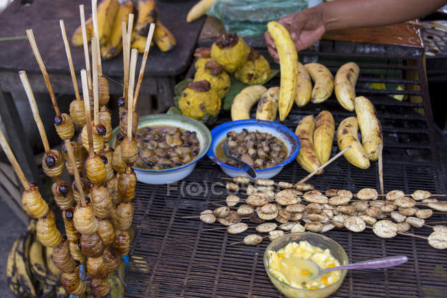 Різних харчових продуктів на ринку сцени Ікітос в Перу — стокове фото