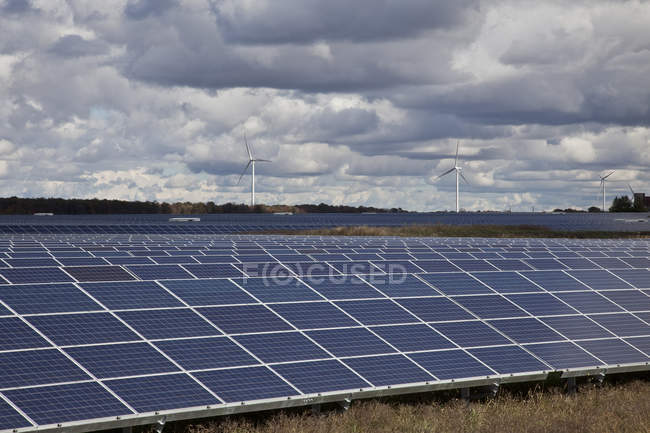 Sonnenkollektoren und Windmühlen in landwirtschaftlichen Flächen im Südwesten von Ontario in Kanada. — Stockfoto