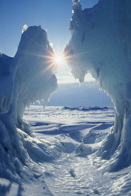 Packeis mit Hintergrundsonne auf wunderschönem Meer, arktisches Kanada — Stockfoto