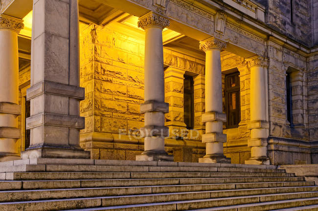 Passos e colunas na parte traseira da Legislatura da Colúmbia Britânica, Victoria, Colúmbia Britânica, Canadá — Fotografia de Stock
