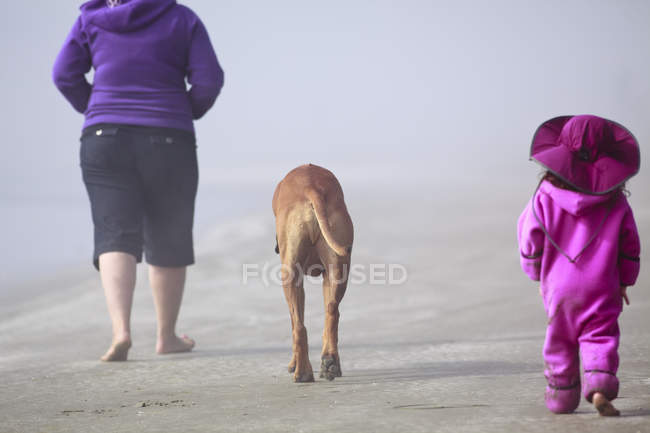 Mother and daughter and dog walking on Long Beach, Pacific Rim National Park, Vancouver Island, British Columbia, Canada — Stock Photo