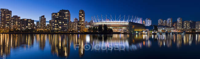 Ciudad skyline con estadio y Falso Creek de Vancouver en crepúsculo, Columbia Británica, Canadá - foto de stock