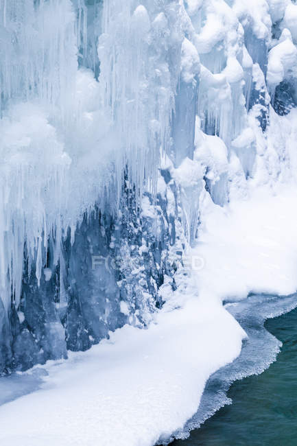 Gelo e água na costa em Johnston Canyon, Banff National Park, Alberta, Canadá — Fotografia de Stock