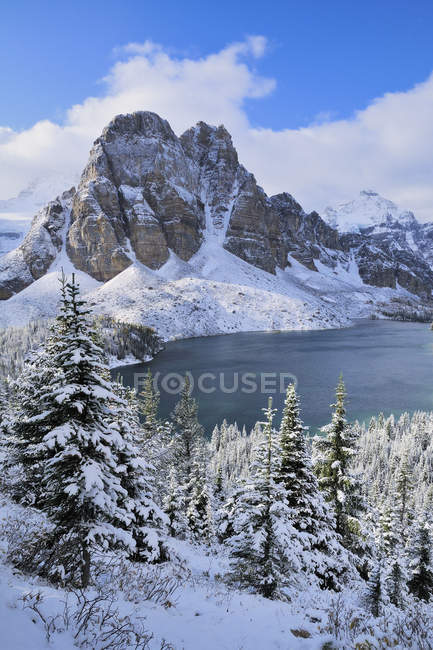 Fresh snow on Sunburst Peak and Cerulean Lake in Mount Assiniboine Provincial Park, Canada — Stock Photo