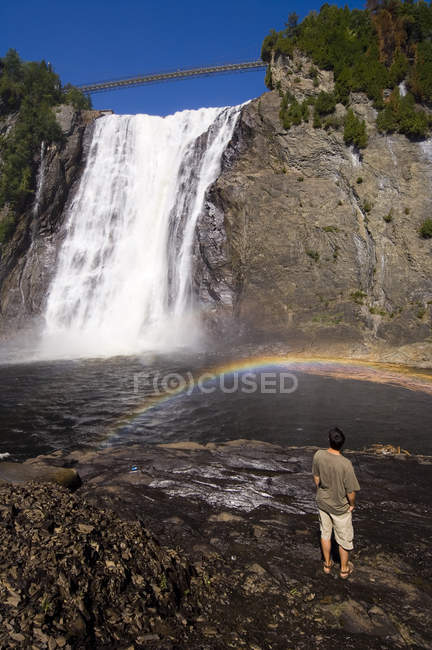 Visitatore viewing Montmorency Falls, Quebec City, Quebec, Canada . — Foto stock