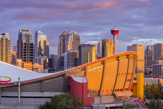 Saddledome arena e skyline cidade sob céu dramático, Calgary, Alberta, Canadá — Fotografia de Stock