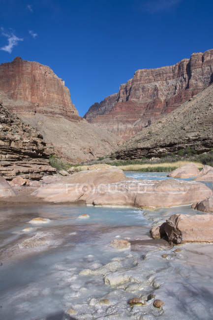 Маленькая река Колорадо, окрашенная карбонатом кальция и медным сульфатом, Гранд Каньон, Аризона, США — стоковое фото