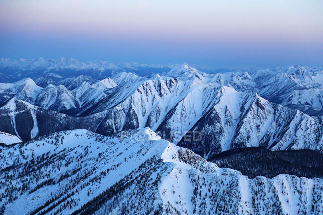 Vista aérea de las montañas Purcell nevadas al amanecer, Columbia Británica, Canadá - foto de stock