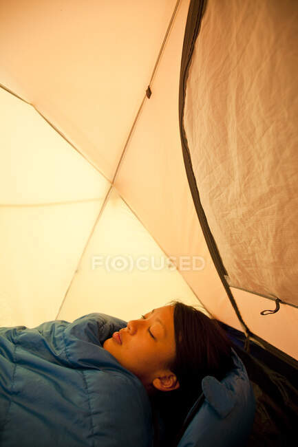 Une jeune femme se réveille en campant dans le parc provincial Jasper, Alberta, Canada — Photo de stock