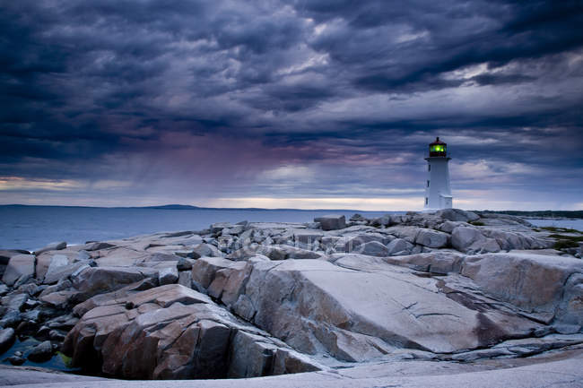 Leuchtturm in Peggy Bucht während des nahenden Sturms, Nova Scotia, Kanada. — Stockfoto