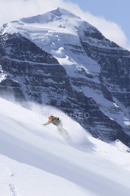 Mann backcountry snowboarden am louise see, alberta, kanada. — Stockfoto