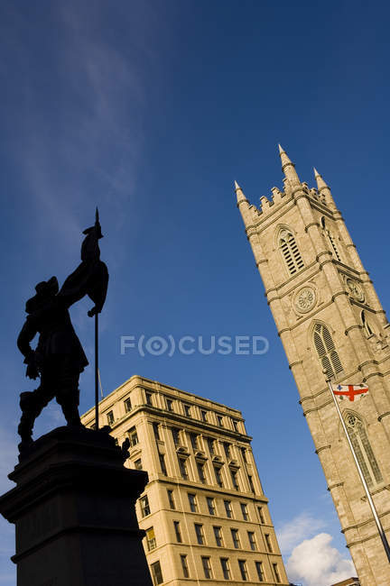 Estatua de Maisonneuve frente al histórico edificio Place dArmes, Montreal, Quebec, Canadá . - foto de stock