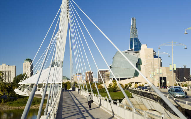 Esplanade Riel Bridge y Museo Canadiense de Derechos Humanos, Manitoba, Canadá, Winnipeg skyline from Saint Boniface showing Red River - foto de stock