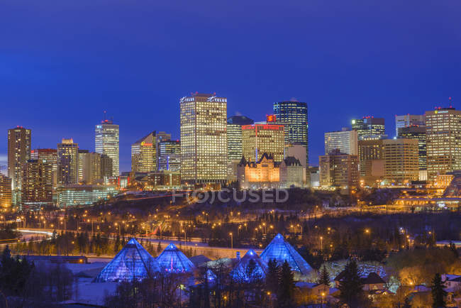 Houses and park in city skyline in winter at night, Edmonton, Alberta, Canada — Stock Photo