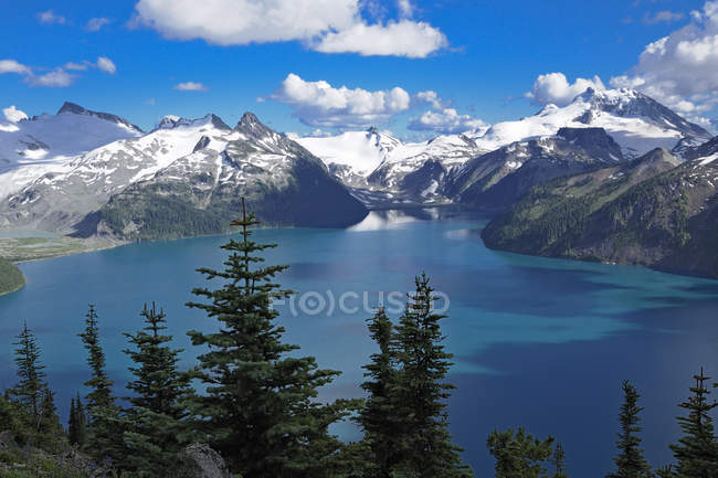 Montagnes enneigées et lac Garibaldi dans le parc provincial Garibaldi, Colombie-Britannique, Canada — Photo de stock