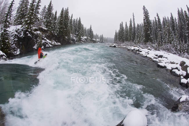 Плейботер, який насолоджується ранньою весною в порогах на річці Кананаскіс (Альберта, Канада). — стокове фото