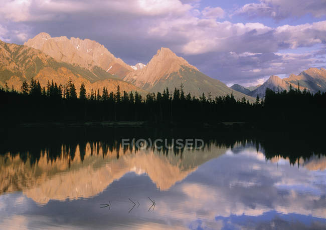 Spillway Lake and Opal Range, Peter Lougheed Festial Park, Kanananaskis Country, Alberta, Канада — стоковое фото