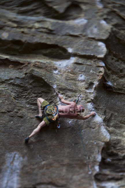 Um forte escalador masculino esporte escalada RoShampo 12a, Red River Gorge, Kentucky Brown — Fotografia de Stock