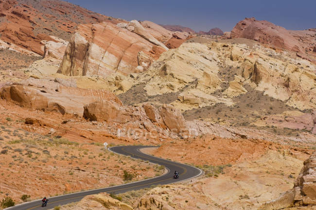 Motos andando de estrada em Valley of Fire State Park, Nevada, EUA — Fotografia de Stock