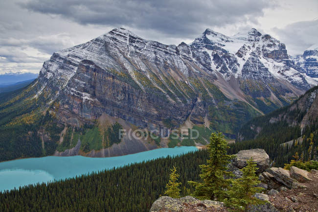 Monte Aberdeen sobre el bosque y el lago Louise, Parque Nacional Banff, Alberta - foto de stock