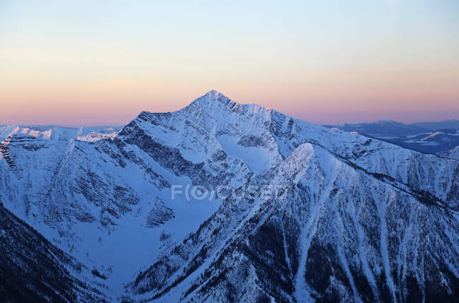 Vista aérea das montanhas Purcell cobertas de neve ao amanhecer, British Columbia, Canadá — Fotografia de Stock