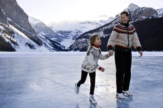 Mutter und Tochter Schlittschuhlaufen auf der Eisbahn am Lake Louise, Banff National Park, Alberta, Kanada. — Stockfoto