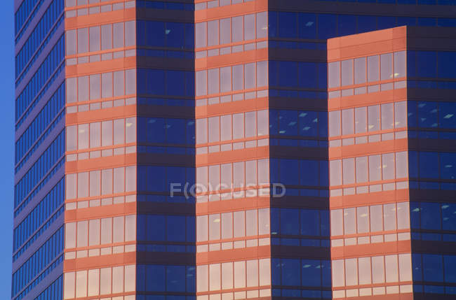Edificio de oficinas fachada de vidrio de North York, Toronto, Ontario, Canadá . - foto de stock
