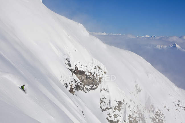 Masculino backcountry snowboarder equitação íngreme rosto no monte Cartier, Apostoke, canadá — Fotografia de Stock