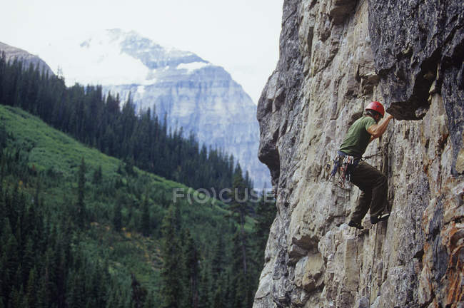 Hombre escalada en roca en Lake Louise, Alberta, Canadá . - foto de stock