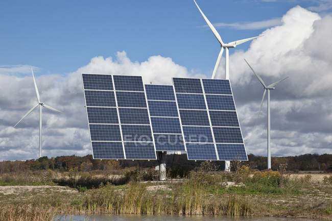 Sonnenkollektoren und Windmühlen in landwirtschaftlichen Flächen im Südwesten von Ontario in Kanada. — Stockfoto