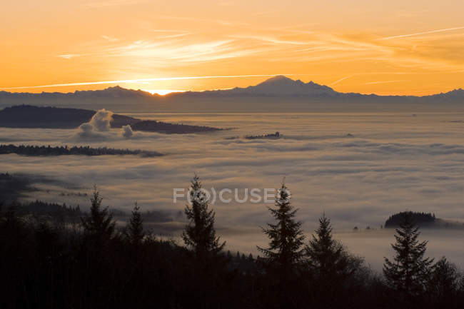 Vancouver et Lower Mainland recouverts de nuages au lever du soleil derrière le mont Baker, parc provincial Cypress à West Vancouver, Colombie-Britannique, Canada — Photo de stock