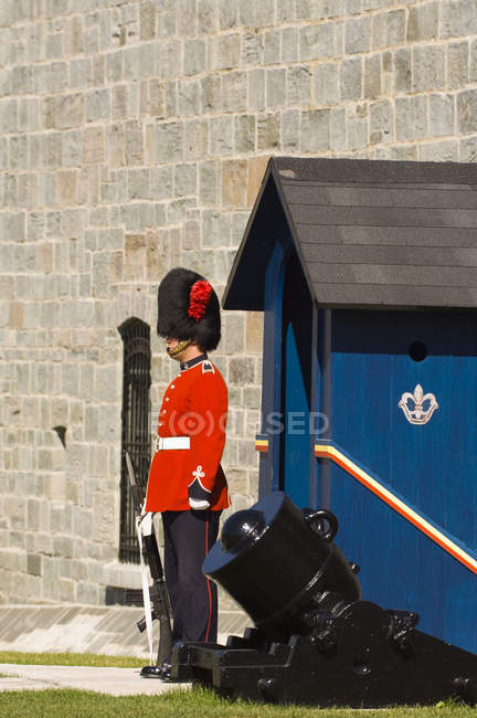 Guarda de honra em uniforme vermelho na Citadelle of Quebec City, Quebec, Canadá . — Fotografia de Stock