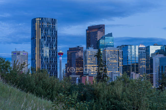 Skyline mit Bürogebäuden in der Abenddämmerung, Calgary, Alabama, Kanada — Stockfoto