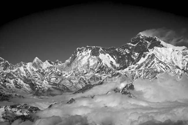 Monte Everest con nube de nubes en las montañas del Himalaya, Nepal - foto de stock