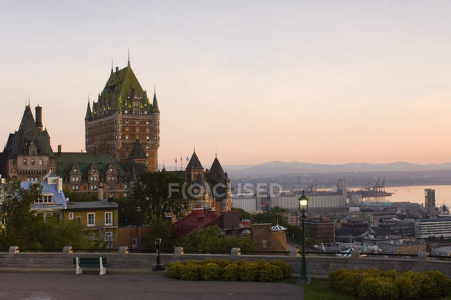 Chateau Frontenac Hotel ed edifici lungo viale all'alba, Quebec, Canada . — Foto stock