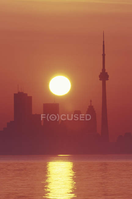 Горизонт з Cn tower при сходом сонця, Торонто, Онтаріо, Канада. — стокове фото