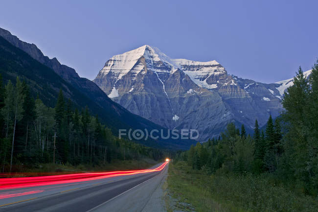 Flusso di traffico e maestoso Monte Robson, regione Thompson Okanagan, Valemount, Columbia Britannica, Canada — Foto stock
