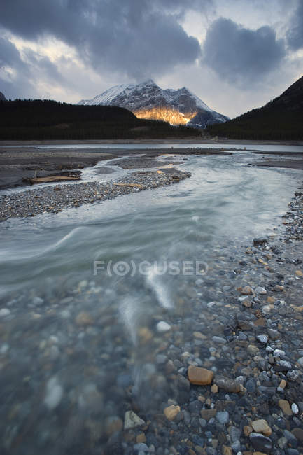 Rocky shore of Boulton Creek in Peter Logheed Provincial Park, Kananaskis Country, Alberta, Canada — Stock Photo