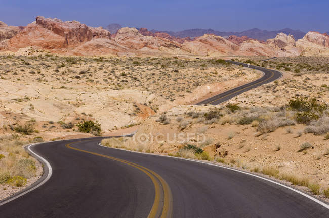 Highway in arid landscape of Valley of Fire State Park, Nevada, USA — Stock Photo