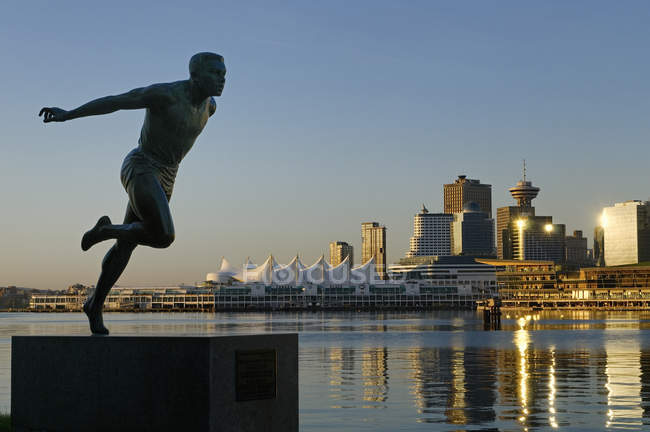 Estátua de Harry Jerome e horizonte de Vancouver, Colúmbia Britânica, Canadá — Fotografia de Stock