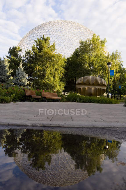 Museu da Biosfera de Montreal, na margem do rio São Lourenço, Montreal, Quebec, Canadá . — Fotografia de Stock