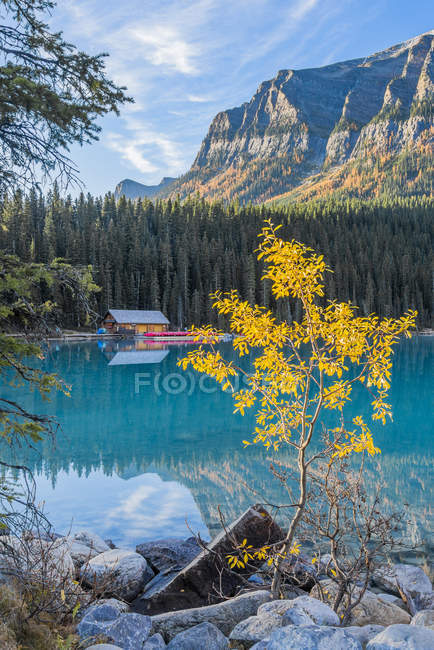 Boathouse no Lago Louise, Parque Nacional Banff, Alberta, Canadá — Fotografia de Stock