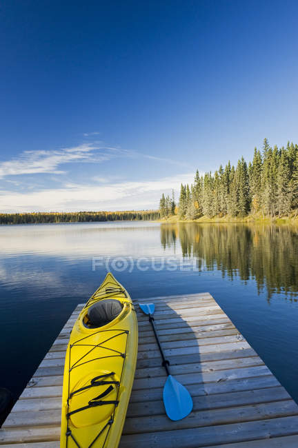 Caiaque na doca dos lagos do coração suspenso, Parque Nacional Príncipe Albert, Saskatchewan, Canadá — Fotografia de Stock