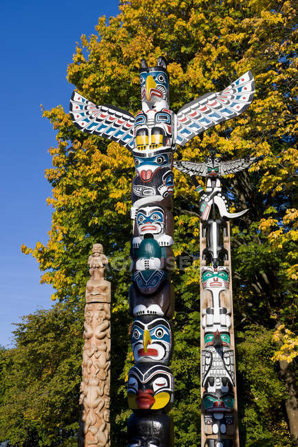 Postes de tótem en Brockton Point, Stanley Park, Vancouver, Columbia Británica, Canadá - foto de stock