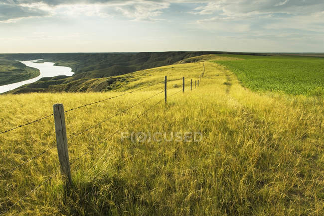 Fiume Saskatchewan meridionale in terreni agricoli vicino a Leader, Saskatchewan, Canada — Foto stock
