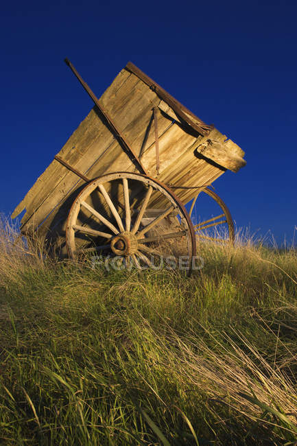 Old Red River Cart in campo contro il cielo blu vicino a Leader, Saskatchewan, Canada — Foto stock