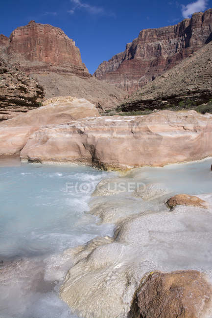 Kleiner Colorado-Fluss gefärbt durch Kalziumkarbonat und Kupfersulfat, Grand Canyon, Arizona, USA — Stockfoto
